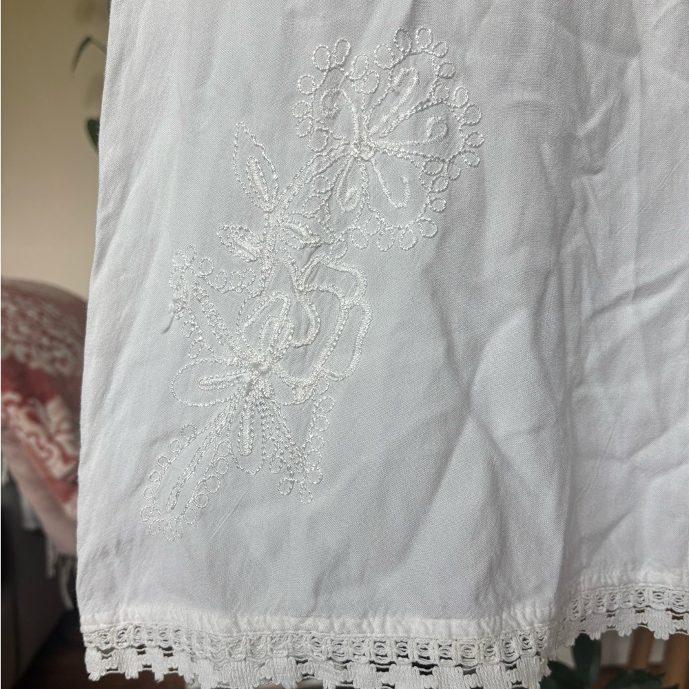 Coline White Embroidered Dress with Cap Sleeves - Picture 3 of 7